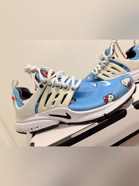 Limited Edition Hello Kitty x Nike
Air Presto 'University Blue'